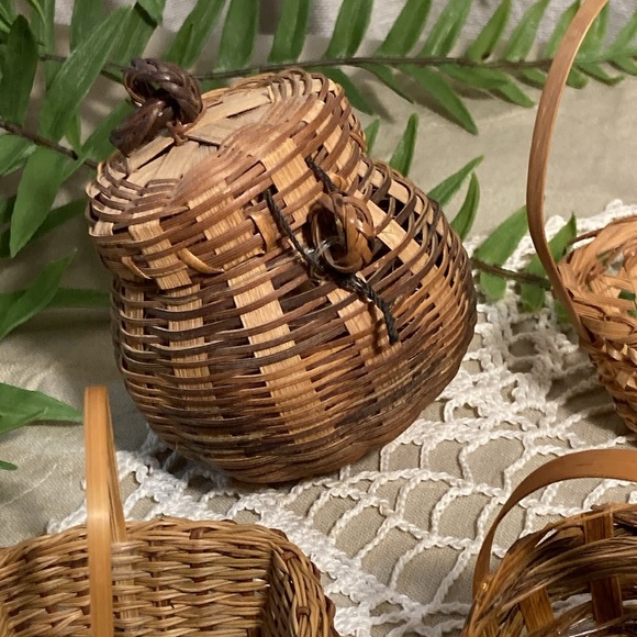 12 Miniature Small Woven Baskets - Picture 5 of 16